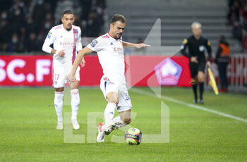2021-12-12 - Damien Da Silva of Lyon during the French championship Ligue 1 football match between Lille OSC (LOSC) and Olympique Lyonnais (Lyon, OL) on December 12, 2021 at Stade Pierre Mauroy in Villeneuve-d'Ascq near Lille, France - LOSC LILLE VS OLYMPIQUE LYONNAIS (LYON) - FRENCH LIGUE 1 - SOCCER