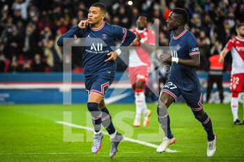2021-12-12 - Kylian MBAPPE of PSG celebrate his goal with Idrissa GUEYE of PSG during the French championship Ligue 1 football match between Paris Saint-Germain and AS Monaco on December 12, 2021 at Parc des Princes stadium in Paris, France - PARIS SAINT-GERMAIN VS AS MONACO - FRENCH LIGUE 1 - SOCCER