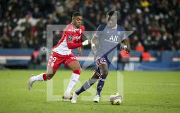 2021-12-12 - Idrissa Gueye Gana of PSG, Myron Boadu of Monaco (left) during the French championship Ligue 1 football match between Paris Saint-Germain (PSG) and AS Monaco (ASM) on December 12, 2021 at Parc des Princes stadium in Paris, France - PARIS SAINT-GERMAIN VS AS MONACO - FRENCH LIGUE 1 - SOCCER