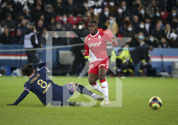 2021-12-12 - Eliot Matazo of Monaco, Leander Paredes of PSG (left) during the French championship Ligue 1 football match between Paris Saint-Germain (PSG) and AS Monaco (ASM) on December 12, 2021 at Parc des Princes stadium in Paris, France - PARIS SAINT-GERMAIN VS AS MONACO - FRENCH LIGUE 1 - SOCCER