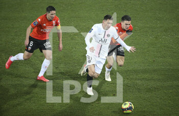 2021-12-22 - Lionel Messi of PSG between Laurent Abergel and Enzo Le Fee of Lorient during the French championship Ligue 1 football match between Fc Lorient (FCL) and Paris Saint-Germain (PSG) on December 22, 2021 at Stade du Moustoir in Lorient, France - FC LORIENT (FCL) VS PARIS SAINT-GERMAIN (PSG) - FRENCH LIGUE 1 - SOCCER