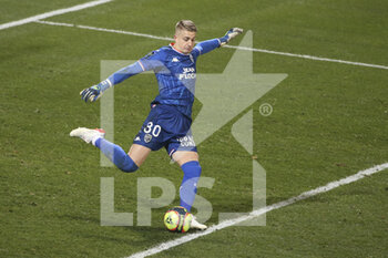 2021-12-22 - Goalkeeper of Lorient Paul Nardi during the French championship Ligue 1 football match between Fc Lorient (FCL) and Paris Saint-Germain (PSG) on December 22, 2021 at Stade du Moustoir in Lorient, France - FC LORIENT (FCL) VS PARIS SAINT-GERMAIN (PSG) - FRENCH LIGUE 1 - SOCCER