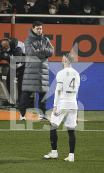2021-12-22 - Sergio Ramos of PSG leaves the pitch while coach of PSG Mauricio Pochettino looks on during the French championship Ligue 1 football match between Fc Lorient (FCL) and Paris Saint-Germain (PSG) on December 22, 2021 at Stade du Moustoir in Lorient, France - FC LORIENT (FCL) VS PARIS SAINT-GERMAIN (PSG) - FRENCH LIGUE 1 - SOCCER