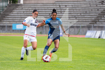 2021-08-28 - Manon Revelli of EA Guingamp and Eseosa Aigbogun of Paris FC fight for the ball during the Women's French championship Arkema football match between Paris FC and EA Guingamp on August 28, 2021 at Robert Bobin stadium in Bondoufle, France - Photo Melanie Laurent / A2M Sport Consulting / DPPI - PARIS FC VS EA GUINGAMP - FRENCH WOMEN DIVISION 1 - SOCCER