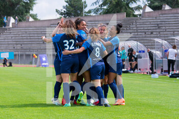 2021-08-28 - Clara Mateo of Paris FC celebrates after scoring with teammates during the Women's French championship Arkema football match between Paris FC and EA Guingamp on August 28, 2021 at Robert Bobin stadium in Bondoufle, France - Photo Melanie Laurent / A2M Sport Consulting / DPPI - PARIS FC VS EA GUINGAMP - FRENCH WOMEN DIVISION 1 - SOCCER