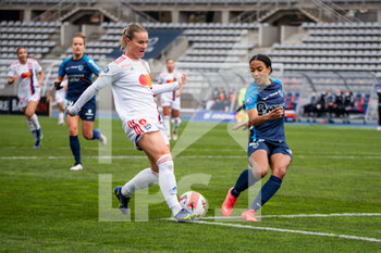 2021-12-12 - Amandine Henry of Olympique Lyonnais and Eseosa Aigbogun of Paris FC fight for the ball during the Women's French championship D1 Arkema football match between Paris FC and Olympique Lyonnais on December 12, 2021 at Charlety stadium in Paris, France - PARIS FC VS OLYMPIQUE LYONNAIS - FRENCH WOMEN DIVISION 1 - SOCCER