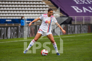 2021-12-12 - Delphine Cascarino of Olympique Lyonnais controls the ball during the Women's French championship D1 Arkema football match between Paris FC and Olympique Lyonnais on December 12, 2021 at Charlety stadium in Paris, France - PARIS FC VS OLYMPIQUE LYONNAIS - FRENCH WOMEN DIVISION 1 - SOCCER