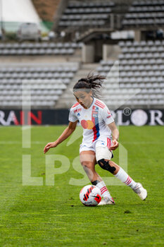 2021-12-12 - Perle Morroni of Olympique Lyonnais controls the ball during the Women's French championship D1 Arkema football match between Paris FC and Olympique Lyonnais on December 12, 2021 at Charlety stadium in Paris, France - PARIS FC VS OLYMPIQUE LYONNAIS - FRENCH WOMEN DIVISION 1 - SOCCER