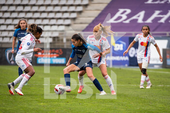 2021-12-12 - Clara Mateo of Paris FC and Janice Cayman of Olympique Lyonnais fight for the ball during the Women's French championship D1 Arkema football match between Paris FC and Olympique Lyonnais on December 12, 2021 at Charlety stadium in Paris, France - PARIS FC VS OLYMPIQUE LYONNAIS - FRENCH WOMEN DIVISION 1 - SOCCER