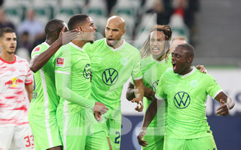 2021-08-29 - Jerome Roussillon (R) of Wolfsburg celebrates after his goal with teammates during the German championship Bundesliga football match between VfL Wolfsburg and RB Leipzig on August 29, 2021 at Volkswagen Arena in Wolfsburg, Germany - Photo Sebastian El-Saqqa / firo Sportphoto / DPPI - VFL WOLFSBURG VS RB LEIPZIG - GERMAN BUNDESLIGA - SOCCER