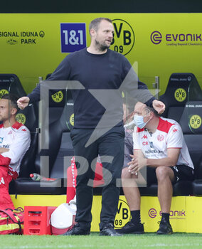 2021-10-16 - Mainz head coach Bo Svensson during the German championship Bundesliga football match between Borussia Dortmund and FSV Mainz 05 on October 16, 2021 at Signal Iduna Park in Dortmund, Germany - BORUSSIA DORTMUND VS FSV MAINZ 05 - GERMAN BUNDESLIGA - SOCCER
