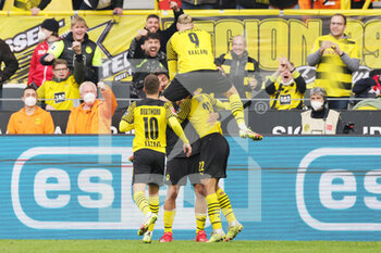 2021-10-16 - Erling Haaland of Borussia Dortmund celebrates after his goal 3-1 with teammates during the German championship Bundesliga football match between Borussia Dortmund and FSV Mainz 05 on October 16, 2021 at Signal Iduna Park in Dortmund, Germany - BORUSSIA DORTMUND VS FSV MAINZ 05 - GERMAN BUNDESLIGA - SOCCER