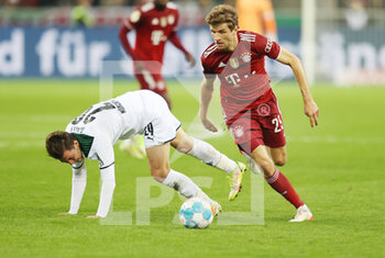 2021-10-27 - Thomas Muller of Bayern Munich and Joe Scally of Monchengladbach during the German Cup, 2nd round football match between Borussia Monchengladbach and Bayern Munich on October 27, 2021 at Borussia-Park in Monchengladbach, Germany - BORUSSIA MONCHENGLADBACH VS BAYERN MUNICH - GERMAN BUNDESLIGA - SOCCER
