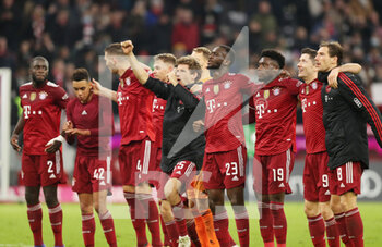 2021-11-06 - Bayern Munich players celebrate at the end of the German championship Bundesliga football match between FC Bayern Munich and SC Freiburg on November 6, 2021 at Allianz Arena in Munich, Germany - FC BAYERN MUNICH VS SC FREIBURG - GERMAN BUNDESLIGA - SOCCER
