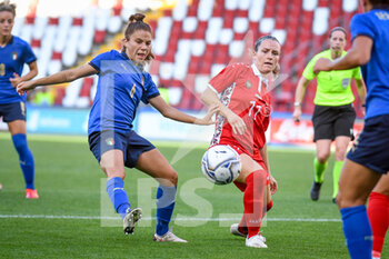 2021-09-17 - Manuela Giuliano (Italy) tries to score a goal hindered by Claudia Chiper (Moldova) - QUALIFICAZIONI MONDIALI 2023 - ITALIA FEMMINILE VS MOLDOVA - FIFA WORLD CUP - SOCCER