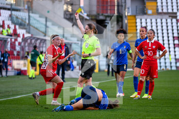 2021-09-17 - The referee of the match Lorraine Watson show yellow card to Nadeida Colesnicenco (Moldova) after the foul on Valentina Bergamaschi (Italy) - QUALIFICAZIONI MONDIALI 2023 - ITALIA FEMMINILE VS MOLDOVA - FIFA WORLD CUP - SOCCER