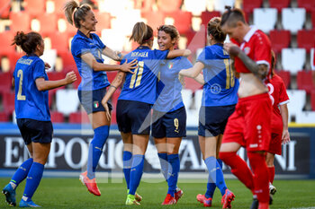 2021-09-17 - Valentina Giacinti (Italy) celebrates after scoring a goal 3-0 with teammates - QUALIFICAZIONI MONDIALI 2023 - ITALIA FEMMINILE VS MOLDOVA - FIFA WORLD CUP - SOCCER