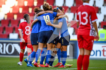 2021-09-17 - Valentina Giacinti (Italy) celebrates after scoring a goal 3-0 with teammates - QUALIFICAZIONI MONDIALI 2023 - ITALIA FEMMINILE VS MOLDOVA - FIFA WORLD CUP - SOCCER