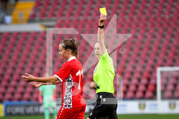 2021-09-17 - The referee of the match Lorraine Watson show yellow card to Claudia Chiper (Moldova) - QUALIFICAZIONI MONDIALI 2023 - ITALIA FEMMINILE VS MOLDOVA - FIFA WORLD CUP - SOCCER