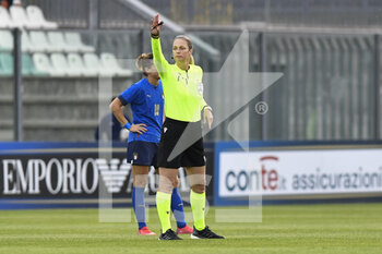 2021-10-22 - Referee Petra Pavlikova during the UEFA women's world cup qualifying round between ITALIA and CROATIA at Stadio Teofilo Patini on October 22, 2021 in Castel di Sangro, Italy. - QUALIFICAZIONI MONDIALI 2023 - ITALIA FEMMINILE VS CROAZIA - FIFA WORLD CUP - SOCCER