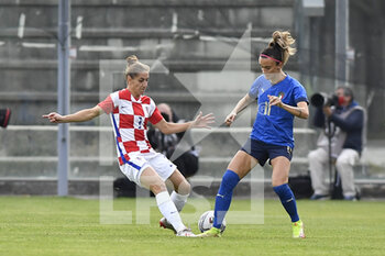 2021-10-22 - Ana Jelenčić of Croatia and Barbara Bonansea of Italy in action during the UEFA women's world cup qualifying round between ITALIA and CROATIA at Stadio Teofilo Patini on October 22, 2021 in Castel di Sangro, Italy. - QUALIFICAZIONI MONDIALI 2023 - ITALIA FEMMINILE VS CROAZIA - FIFA WORLD CUP - SOCCER
