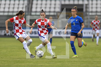 2021-10-22 - Lorena Balić of Croatia and Barbara Bonansea of Italy in action during the UEFA women's world cup qualifying round between ITALIA and CROATIA at Stadio Teofilo Patini on October 22, 2021 in Castel di Sangro, Italy. - QUALIFICAZIONI MONDIALI 2023 - ITALIA FEMMINILE VS CROAZIA - FIFA WORLD CUP - SOCCER