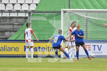 2021-10-22 - Valentina Cernoia and Arianna Caruso of Italy of Italy in action during the UEFA women's world cup qualifying round between ITALIA and CROATIA at Stadio Teofilo Patini on October 22, 2021 in Castel di Sangro, Italy. - QUALIFICAZIONI MONDIALI 2023 - ITALIA FEMMINILE VS CROAZIA - FIFA WORLD CUP - SOCCER