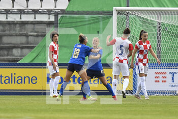 2021-10-22 - Valentina Cernoia and Arianna Caruso of Italy of Italy in action during the UEFA women's world cup qualifying round between ITALIA and CROATIA at Stadio Teofilo Patini on October 22, 2021 in Castel di Sangro, Italy. - QUALIFICAZIONI MONDIALI 2023 - ITALIA FEMMINILE VS CROAZIA - FIFA WORLD CUP - SOCCER