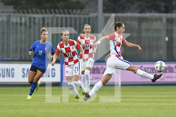 2021-10-22 - Izabela Lojna of Croatia and Elena Linari of Italy in action during the UEFA women's world cup qualifying round between ITALIA and CROATIA at Stadio Teofilo Patini on October 22, 2021 in Castel di Sangro, Italy. - QUALIFICAZIONI MONDIALI 2023 - ITALIA FEMMINILE VS CROAZIA - FIFA WORLD CUP - SOCCER