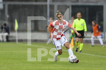 2021-10-22 - Ana Jelenčić of Croatia in action during the UEFA women's world cup qualifying round between ITALIA and CROATIA at Stadio Teofilo Patini on October 22, 2021 in Castel di Sangro, Italy. - QUALIFICAZIONI MONDIALI 2023 - ITALIA FEMMINILE VS CROAZIA - FIFA WORLD CUP - SOCCER