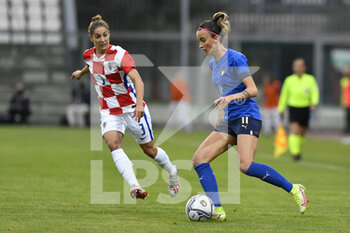 2021-10-22 - Barbara Bonansea of Italy in action during the UEFA women's world cup qualifying round between ITALIA and CROATIA at Stadio Teofilo Patini on October 22, 2021 in Castel di Sangro, Italy. - QUALIFICAZIONI MONDIALI 2023 - ITALIA FEMMINILE VS CROAZIA - FIFA WORLD CUP - SOCCER