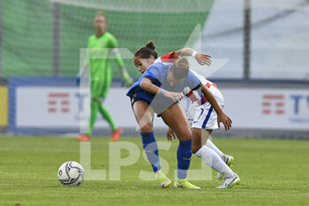 2021-10-22 - Arianna Caruso of Italy and Petra Pezelj of Croatia in action during the UEFA women's world cup qualifying round between ITALIA and CROATIA at Stadio Teofilo Patini on October 22, 2021 in Castel di Sangro, Italy. - QUALIFICAZIONI MONDIALI 2023 - ITALIA FEMMINILE VS CROAZIA - FIFA WORLD CUP - SOCCER