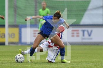 2021-10-22 - Arianna Caruso of Italy and Petra Pezelj of Croatia in action during the UEFA women's world cup qualifying round between ITALIA and CROATIA at Stadio Teofilo Patini on October 22, 2021 in Castel di Sangro, Italy. - QUALIFICAZIONI MONDIALI 2023 - ITALIA FEMMINILE VS CROAZIA - FIFA WORLD CUP - SOCCER