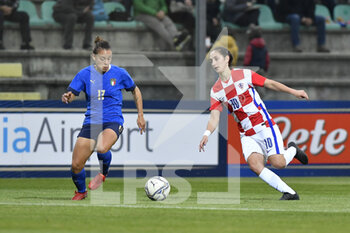 2021-10-22 - Izabela Lojna of Croatia and Lisa Boattin  of Italy in action during the UEFA women's world cup qualifying round between ITALIA and CROATIA at Stadio Teofilo Patini on October 22, 2021 in Castel di Sangro, Italy. - QUALIFICAZIONI MONDIALI 2023 - ITALIA FEMMINILE VS CROAZIA - FIFA WORLD CUP - SOCCER