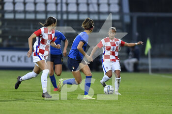 2021-10-22 - Petra Pezelj of Croatia in action during the UEFA women's world cup qualifying round between ITALIA and CROATIA at Stadio Teofilo Patini on October 22, 2021 in Castel di Sangro, Italy. - QUALIFICAZIONI MONDIALI 2023 - ITALIA FEMMINILE VS CROAZIA - FIFA WORLD CUP - SOCCER