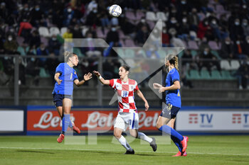 2021-10-22 - Lisa Boattin  of Italy and Izabela Lojna of Croatia in action during the UEFA women's world cup qualifying round between ITALIA and CROATIA at Stadio Teofilo Patini on October 22, 2021 in Castel di Sangro, Italy. - QUALIFICAZIONI MONDIALI 2023 - ITALIA FEMMINILE VS CROAZIA - FIFA WORLD CUP - SOCCER