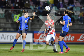2021-10-22 - Lisa Boattin  of Italy and Izabela Lojna of Croatia in action during the UEFA women's world cup qualifying round between ITALIA and CROATIA at Stadio Teofilo Patini on October 22, 2021 in Castel di Sangro, Italy. - QUALIFICAZIONI MONDIALI 2023 - ITALIA FEMMINILE VS CROAZIA - FIFA WORLD CUP - SOCCER