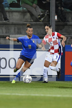 2021-10-22 - Arianna Caruso of Italy and Andrea Glibo of Croatia in action during the UEFA women's world cup qualifying round between ITALIA and CROATIA at Stadio Teofilo Patini on October 22, 2021 in Castel di Sangro, Italy. - QUALIFICAZIONI MONDIALI 2023 - ITALIA FEMMINILE VS CROAZIA - FIFA WORLD CUP - SOCCER