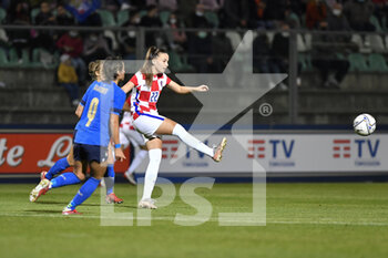 2021-10-22 - Anela Lubina of Croatia in action during the UEFA women's world cup qualifying round between ITALIA and CROATIA at Stadio Teofilo Patini on October 22, 2021 in Castel di Sangro, Italy. - QUALIFICAZIONI MONDIALI 2023 - ITALIA FEMMINILE VS CROAZIA - FIFA WORLD CUP - SOCCER