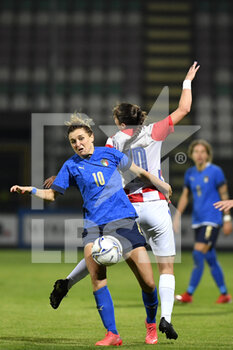 2021-10-22 - Cristiana Girelli of Italy and Izabela Lojna of Croatia in action during the UEFA women's world cup qualifying round between ITALIA and CROATIA at Stadio Teofilo Patini on October 22, 2021 in Castel di Sangro, Italy. - QUALIFICAZIONI MONDIALI 2023 - ITALIA FEMMINILE VS CROAZIA - FIFA WORLD CUP - SOCCER