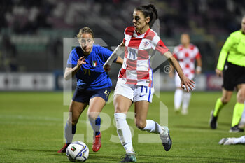 2021-10-22 - Antonia Dulčić of Croatia and Valentina Cernoia of Italy in action during the UEFA women's world cup qualifying round between ITALIA and CROATIA at Stadio Teofilo Patini on October 22, 2021 in Castel di Sangro, Italy. - QUALIFICAZIONI MONDIALI 2023 - ITALIA FEMMINILE VS CROAZIA - FIFA WORLD CUP - SOCCER