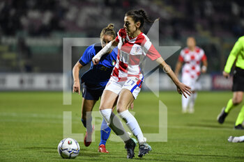 2021-10-22 - Antonia Dulčić of Croatia in action during the UEFA women's world cup qualifying round between ITALIA and CROATIA at Stadio Teofilo Patini on October 22, 2021 in Castel di Sangro, Italy. - QUALIFICAZIONI MONDIALI 2023 - ITALIA FEMMINILE VS CROAZIA - FIFA WORLD CUP - SOCCER