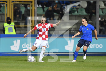 2021-10-22 - Katarina Pranjes of Croatia and Alia Guagni of Italy in action during the UEFA women's world cup qualifying round between ITALIA and CROATIA at Stadio Teofilo Patini on October 22, 2021 in Castel di Sangro, Italy. - QUALIFICAZIONI MONDIALI 2023 - ITALIA FEMMINILE VS CROAZIA - FIFA WORLD CUP - SOCCER