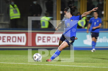 2021-10-22 - Valeria Pirone of Italy in action during the UEFA women's world cup qualifying round between ITALIA and CROATIA at Stadio Teofilo Patini on October 22, 2021 in Castel di Sangro, Italy. - QUALIFICAZIONI MONDIALI 2023 - ITALIA FEMMINILE VS CROAZIA - FIFA WORLD CUP - SOCCER