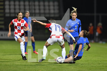 2021-10-22 - Antonia Dulčić of Croatia and Lisa Boattin  of Italy in action during the UEFA women's world cup qualifying round between ITALIA and CROATIA at Stadio Teofilo Patini on October 22, 2021 in Castel di Sangro, Italy. - QUALIFICAZIONI MONDIALI 2023 - ITALIA FEMMINILE VS CROAZIA - FIFA WORLD CUP - SOCCER