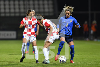 2021-10-22 - Antonia Dulčić of Croatia and Martina Rosucci of Italy in action during the UEFA women's world cup qualifying round between ITALIA and CROATIA at Stadio Teofilo Patini on October 22, 2021 in Castel di Sangro, Italy. - QUALIFICAZIONI MONDIALI 2023 - ITALIA FEMMINILE VS CROAZIA - FIFA WORLD CUP - SOCCER