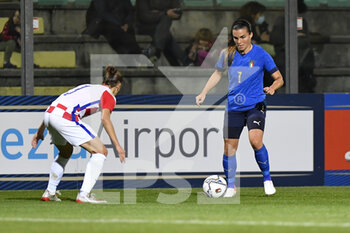 2021-10-22 - Alia Guagni of Italy in action during the UEFA women's world cup qualifying round between ITALIA and CROATIA at Stadio Teofilo Patini on October 22, 2021 in Castel di Sangro, Italy. - QUALIFICAZIONI MONDIALI 2023 - ITALIA FEMMINILE VS CROAZIA - FIFA WORLD CUP - SOCCER