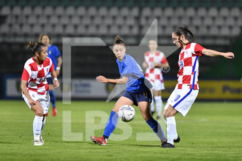 2021-10-22 - Lisa Boattin of Italy and Izabela Lojna of Croatia in action during the UEFA women's world cup qualifying round between ITALIA and CROATIA at Stadio Teofilo Patini on October 22, 2021 in Castel di Sangro, Italy. - QUALIFICAZIONI MONDIALI 2023 - ITALIA FEMMINILE VS CROAZIA - FIFA WORLD CUP - SOCCER