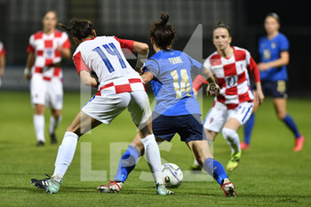 2021-10-22 - Valeria Pirone of Italy and Antonia Dulčić of Croatia in action during the UEFA women's world cup qualifying round between ITALIA and CROATIA at Stadio Teofilo Patini on October 22, 2021 in Castel di Sangro, Italy. - QUALIFICAZIONI MONDIALI 2023 - ITALIA FEMMINILE VS CROAZIA - FIFA WORLD CUP - SOCCER