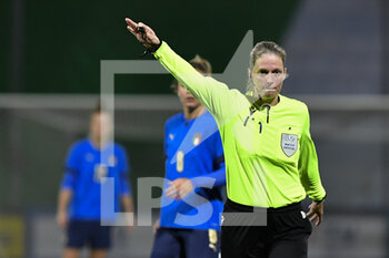 2021-10-22 - Referee Petra Pavlikova in action during the UEFA women's world cup qualifying round between ITALIA and CROATIA at Stadio Teofilo Patini on October 22, 2021 in Castel di Sangro, Italy. - QUALIFICAZIONI MONDIALI 2023 - ITALIA FEMMINILE VS CROAZIA - FIFA WORLD CUP - SOCCER